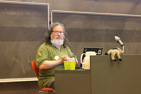 Richard Stallman fra den Frie Software-Bevægelse tryllebandt knapt 400 tilhørere i 2 timer