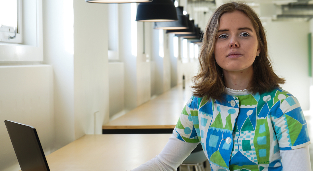 Sofie Riis Endahl sidder med sin computer i DIKU's studieområde