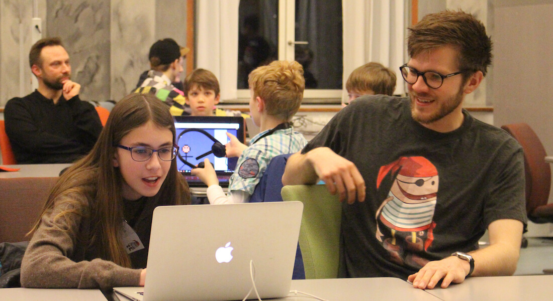 Børn i folkeskolealderen deltager i Coding Pirates-arrangement