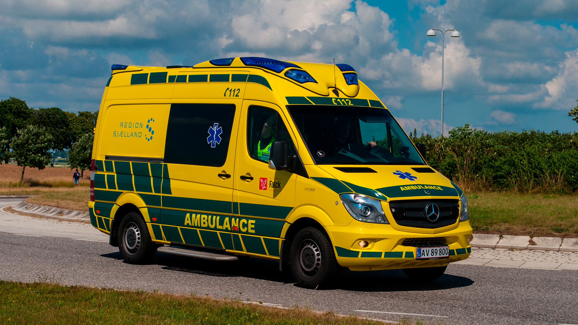 Falck-ambulance kører på vej.