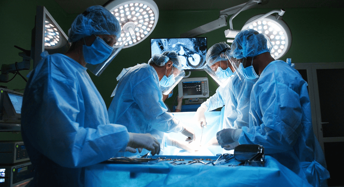 Gruppe af kirurger på operationsstue