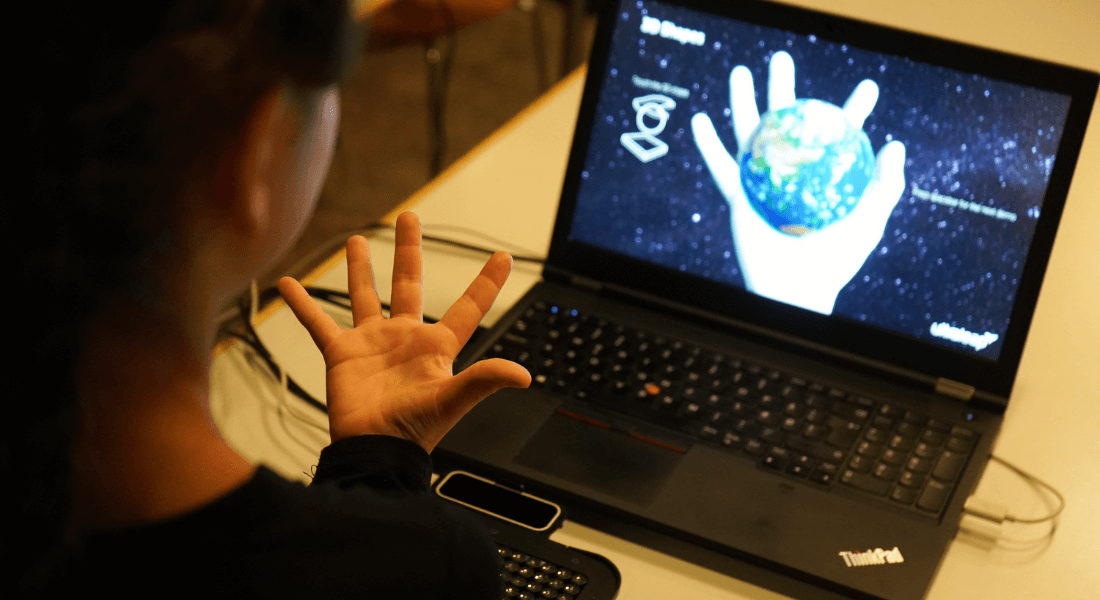 Pige afprøver VR haptisk teknologi, som giver en følelse af berøring og bevægelse i luften.