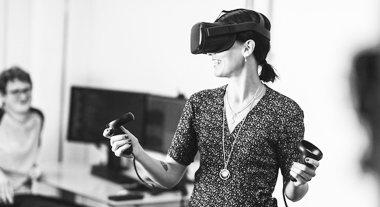 Kvinde med virtual reality briller på