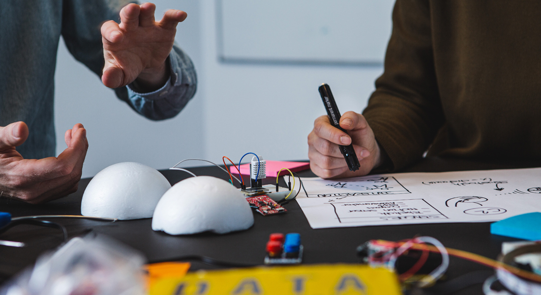 to personer programmere fysiske ting